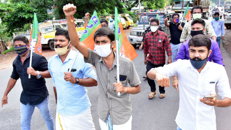 കാസര്‍കോട് നഗരത്തില്‍ യുവമോര്‍ച്ച നടത്തിയ പ്രതിഷേധസമരം