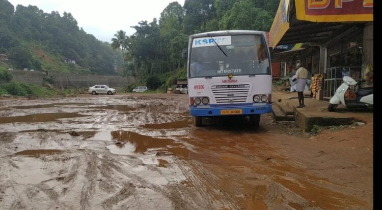 ചെറുതോണി ടൗണിലുള്ള താത്ക്കാലിക ബസ് സ്റ്റാന്‍ഡ് ചെളിക്കുണ്ടായ നിലയില്‍