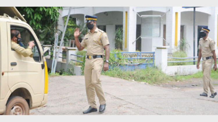 നിയന്ത്രിത മേഖലയായ വെള്ളയിലേക്കുള്ള വാഹനങ്ങള്‍ പോലീസ് വഴിതിരിച്ചുവിടുന്നു