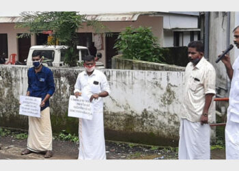 സമരം ബിജെപി സംസ്ഥാന സമിതിയംഗം ബിനു കൈമള്‍ ഉദ്ഘാടനം ചെയ്യുന്നു