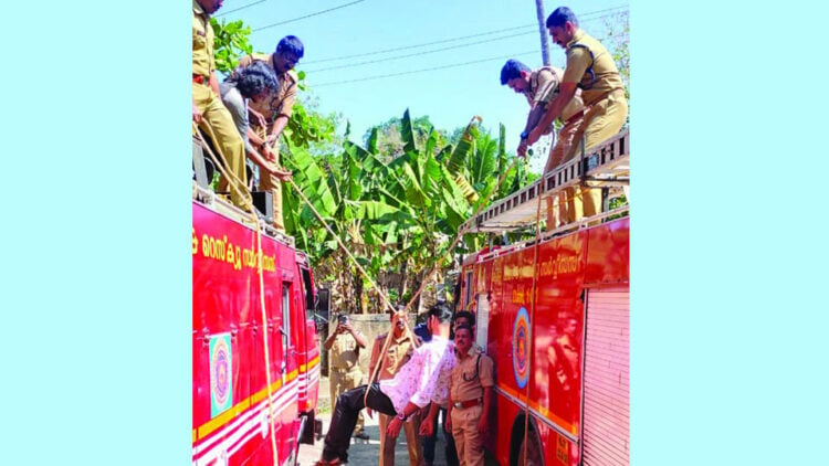 അനുജിത്ത് അഗ്നിശമനസേനാപ്രവര്‍ത്തകര്‍ക്കൊപ്പം