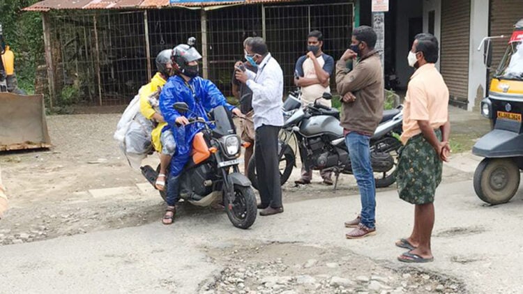 വിദേശികളെ മാങ്കുളത്ത് നാട്ടുകാര്‍ തടഞ്ഞപ്പോള്‍