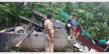 അണക്കരമെട്ട് സ്വദേശി ഗംഗാധരന്‍ പിള്ളയുടെ വീട് കാട്ടാന തകര്‍ത്ത നിലയില്‍. സ്ഥലത്ത് പരിശോധനക്കെത്തിയ വനം വകുപ്പ് ഉദ്യോഗസ്ഥരെയും കാണാം