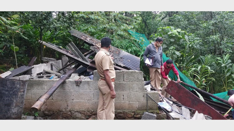 അണക്കരമെട്ട് സ്വദേശി ഗംഗാധരന്‍ പിള്ളയുടെ വീട് കാട്ടാന തകര്‍ത്ത നിലയില്‍. സ്ഥലത്ത് പരിശോധനക്കെത്തിയ വനം വകുപ്പ് ഉദ്യോഗസ്ഥരെയും കാണാം