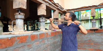 വീട് ജാക്കി വെച്ചുയര്‍ത്തുന്ന ഹൗസ്‌ലിഫ്റ്റിങ് കമ്പനി ഉടമ ഷിബു