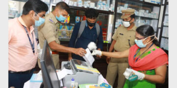 മോഷണം നടന്ന കല്ലായ് റോഡ് യമുന ആര്‍ക്കേഡിലെ പ്രധാന്‍മന്ത്രി ജന്‍ ഔഷധി മെഡിക്കല്‍ ഷോപ്പില്‍ വിരലയാള വിദഗ്ദ്ധ എ.വി. ശ്രീജയയും പോലീസ് ഉദ്യോഗസ്ഥരും പരിശോധിക്കുന്നു