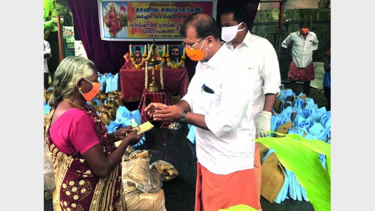 സേവാഭാരതി കച്ചേരി ഡിവിഷന്റെ ആഭിമുഖ്യത്തില്‍ കൊറോണ പ്രതിരോധ സാമഗ്രികളുടെ വിതരണം കൊല്ലം വിഭാഗ് കാര്യവാഹ് മുരളീധരന്‍ നിര്‍വഹിക്കുന്നു