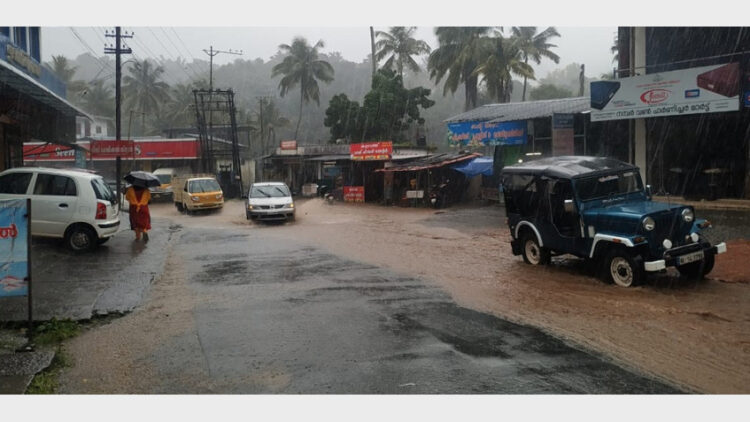 കനത്തമഴയെത്തുടര്‍ന്ന് കഞ്ഞിക്കുഴി ടൗണില്‍ വെള്ളക്കെട്ട് രൂപപ്പെട്ട നിലയില്‍