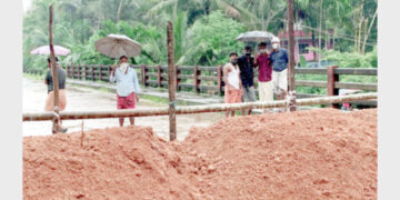 കായലോട്ട് താഴെ പാലം പോലീസ് മണ്ണിട്ട് അടച്ച നിലയില്‍