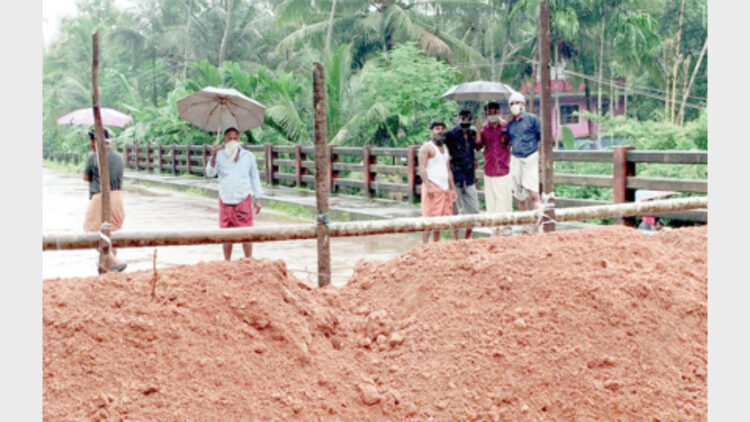 കായലോട്ട് താഴെ പാലം പോലീസ് മണ്ണിട്ട് അടച്ച നിലയില്‍