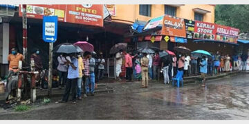 കനത്ത മഴയില്‍ കുമളി അതിര്‍ത്തിയില്‍ ഇന്നലെ എത്തിയവരുടെ തിരക്ക്‌