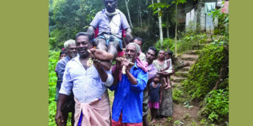 കുട്ടപ്പനെ ആശുപത്രിയിലെത്തിക്കാന്‍ കൊണ്ടുപോകുന്നു