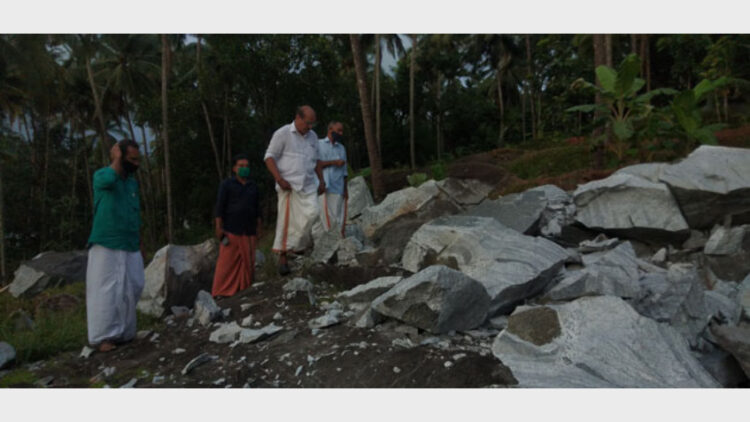 സ്‌ഫോടനം നടന്ന സ്ഥലം ബിജെപി സംസ്ഥാന സമിതിയംഗം എം.പി. രാജന്റെ നേതൃത്വത്തിലുള്ള സംഘം സന്ദര്‍ശിക്കുന്നു