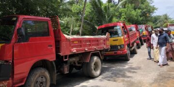 മണല്‍ രസീത് കിട്ടാതെ കറുകപാലം കടവില്‍ നിര്‍ത്തിയിട്ട വാഹനങ്ങള്‍