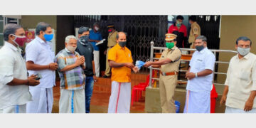 നെടുങ്കണ്ടം എസ്‌ഐ പി.കെ. സജീവിന് ഒബിസി മോര്‍ച്ച മണ്ഡലം പ്രസിഡന്റ് രാജീവ് കണ്ണന്തറയില്‍ മുഖാവണം കൈമാറുന്നു