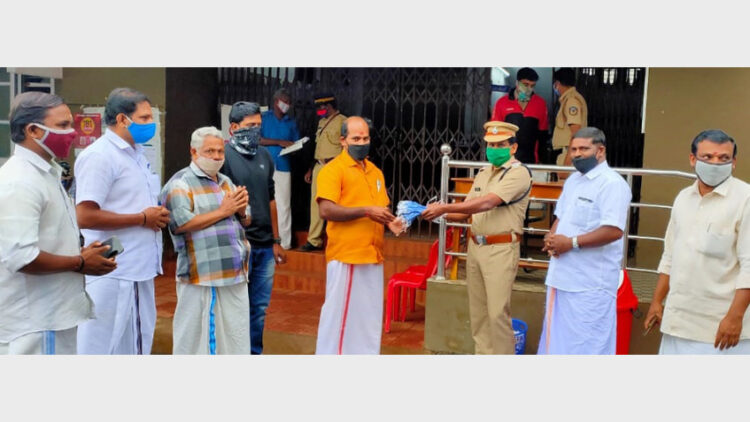 നെടുങ്കണ്ടം എസ്‌ഐ പി.കെ. സജീവിന് ഒബിസി മോര്‍ച്ച മണ്ഡലം പ്രസിഡന്റ് രാജീവ് കണ്ണന്തറയില്‍ മുഖാവണം കൈമാറുന്നു