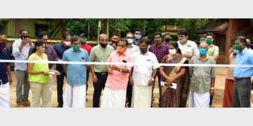 ശാസ്ത്രി നഗര്‍ പാര്‍ക്കിന്റെ ഉദ്ഘാടനം മേയര്‍ തോട്ടത്തില്‍ രവീന്ദ്രന്‍ നിര്‍വ്വഹിക്കുന്നു. നഗരാസൂത്രണകാര്യ സ്റ്റാന്റിംഗ് കൗണ്‍സില്‍ ചെയര്‍മാന്‍ എം.സി. അനില്‍ കുമാര്‍, കൗണ്‍സിലര്‍മാരായ ടി.സി. ബിജുരാജ്, എം.പി. പത്മനാഭന്‍ എന്നിവര്‍ സമീപം