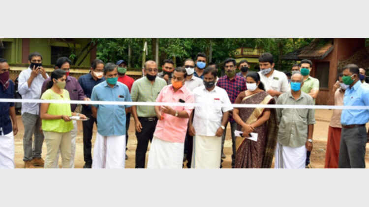 ശാസ്ത്രി നഗര്‍ പാര്‍ക്കിന്റെ ഉദ്ഘാടനം മേയര്‍ തോട്ടത്തില്‍ രവീന്ദ്രന്‍ നിര്‍വ്വഹിക്കുന്നു. നഗരാസൂത്രണകാര്യ സ്റ്റാന്റിംഗ് കൗണ്‍സില്‍ ചെയര്‍മാന്‍ എം.സി. അനില്‍ കുമാര്‍, കൗണ്‍സിലര്‍മാരായ ടി.സി. ബിജുരാജ്, എം.പി. പത്മനാഭന്‍ എന്നിവര്‍ സമീപം