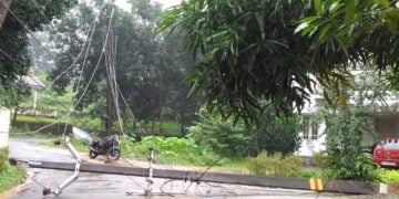 കനത്ത മഴയില്‍ മുട്ടം ഇടപ്പള്ളിയില്‍ ഒടിഞ്ഞുവീണ വൈദുതി പോസ്റ്റ്‌