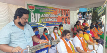 വികസനമുരടിപ്പിനും അഴിമതിക്കുമെതിരെ ബിജെപി കൗണ്‍സിലര്‍മാര്‍ നെടുമങ്ങാട് നഗരസഭയ്ക്ക് മുന്നില്‍ നടത്തിയ ഉപവാസ സമരം സംസ്ഥാന ജനറല്‍ സെക്രട്ടറി അഡ്വ. പി. സുധീര്‍ ഉദ്ഘാടനം ചെയ്യുന്നു