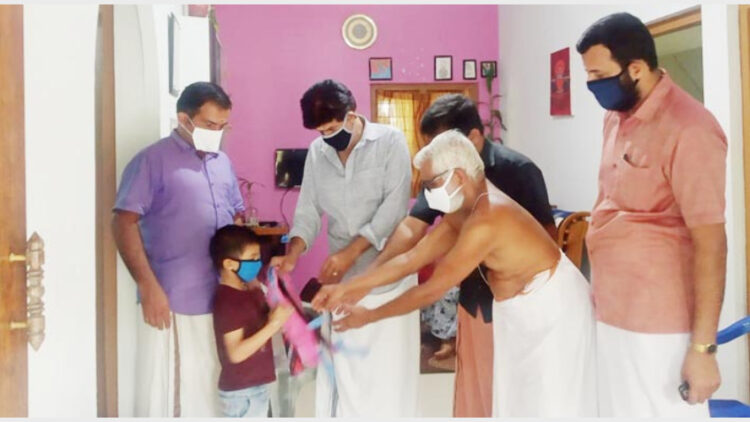 പുല്‍പ്പള്ളി ഉപസഭ സ്വരൂപിച്ച പനോപകരണങ്ങള്‍ വിതരണം ചെയ്യുന്നു