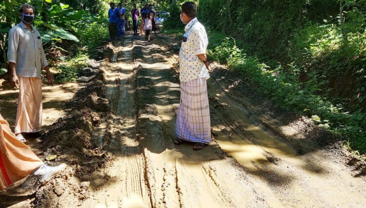 ചെളിനിറഞ്ഞ് കിടക്കുന്ന മേലേചിന്നാര്‍ കല്ലടക്കട-പെരിഞ്ചാംകുട്ടി റോഡ്‌