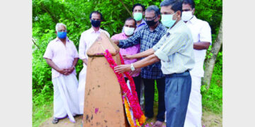 അനുസ്മരണ സ്തൂപത്തില്‍ ഹാരമര്‍പ്പിക്കുന്നു