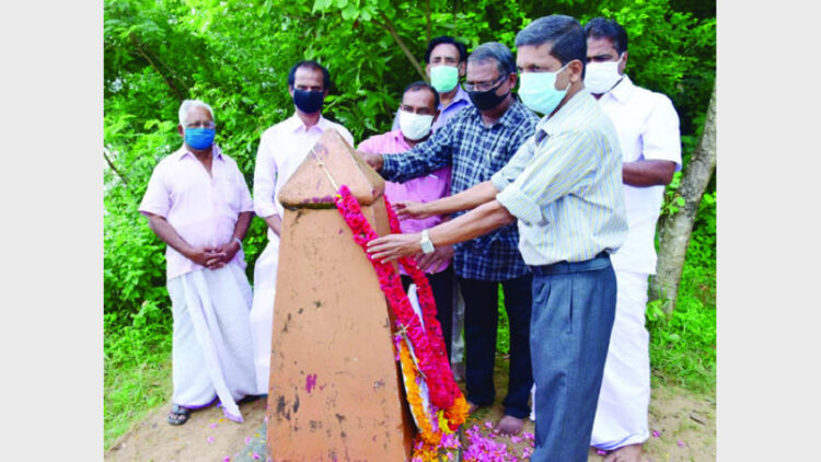 അനുസ്മരണ സ്തൂപത്തില്‍ ഹാരമര്‍പ്പിക്കുന്നു