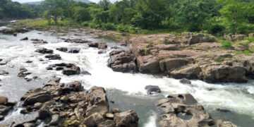 പെരുന്തേനരുവി വെള്ളച്ചാട്ടം