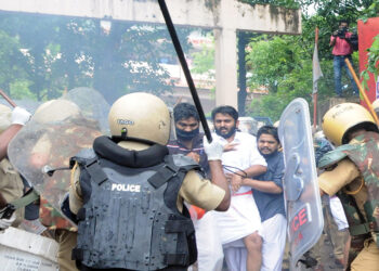 മുഖ്യമന്ത്രി പിണറായി വിജയന്‍ രാജിവയ്ക്കണമെന്ന് ആവശ്യപ്പെട്ട് യുവമോര്‍ച്ച കോഴിക്കോട് കളക്‌ട്രേറ്റിലേക്ക് നടത്തിയ മാര്‍ച്ചിനിടെ സംസ്ഥാന അധ്യക്ഷന്‍ പ്രഫുല്‍ കൃഷ്ണനെ വളഞ്ഞിട്ട് മര്‍ദ്ദിക്കുന്ന പോലീസ് എം.ആര്‍. ദിനേശ്കുമാര്‍