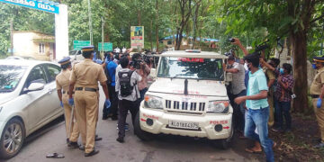 കരിങ്കൊടി കാണിക്കാന്‍ ശ്രമിച്ചവരെ പോലീസ് പിടികൂടി വാഹനത്തില്‍ കയറ്റുന്നു