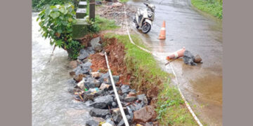 വിലങ്ങാട് ഉരുട്ടിയില്‍ പുഴ റോഡ് എടുത്ത നിലയില്‍