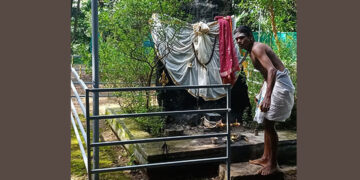 പൂജ മുടക്കാതെ മോഹനസ്വാമി സത്യപ്പാറയില്‍