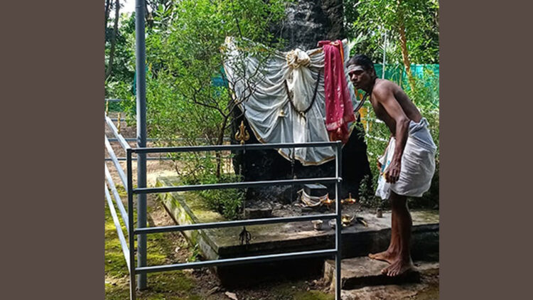 പൂജ മുടക്കാതെ മോഹനസ്വാമി സത്യപ്പാറയില്‍