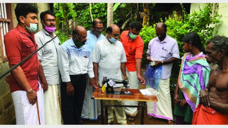 സേവാഭാരതിയുടെ നേതൃത്വത്തില്‍ കടയ്ക്കാമണ്ണിലെ രഘുവിന്റെ കുടുംബത്തിന് തയ്യല്‍മെഷീന്‍ കൈമാറിയപ്പോള്‍