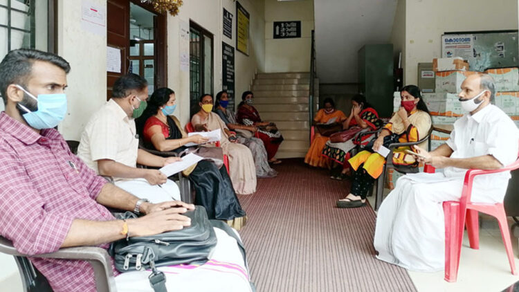 ചിറക്കടവ് പഞ്ചായത്ത് ഓഫീസിന്റെ വരാന്തയില്‍ പ്രതിപക്ഷ പാര്‍ട്ടികള്‍ സംഘടിപ്പിച്ച പ്രതിഷേധ കമ്മിറ്റി