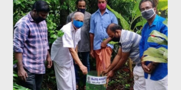 വനപര്‍വ്വത്തിന്റെ ഭാഗമായി വീട്ടിലൊരു വൃക്ഷം എന്ന സന്ദേശവുമായി തപസ്യ കടലുണ്ടി യൂണിറ്റിന്റെ നേതൃത്വത്തില്‍ വി. മുഹമ്മദലിയുടെ വീട്ടുപരിസരത്ത് വൃക്ഷത്തൈ നടുന്നു