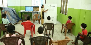 കഞ്ഞിക്കുഴി പഞ്ചായത്തിലെ പാലപ്ലാവ് പഠനകേന്ദ്രത്തിലെ ഓണ്‍ലൈന്‍ ക്ലാസില്‍ പങ്കെടുക്കുന്ന കുട്ടികള്‍