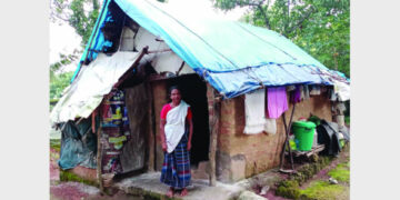 തകര്‍ന്നുവീഴാറായ കൂരയ്ക്ക് മുന്നില്‍ രമണി