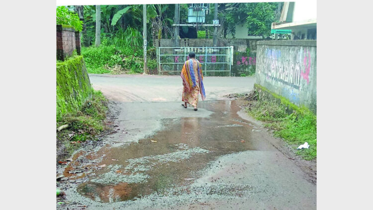 തഴുത്തല - മുഖത്തല റോഡിð ശാന്തി ലൈബ്രറിക്ക് സമീപം പൈപ്പ്‌ലൈന്‍ പൊട്ടി കുടിവെള്ളം പാഴാകുന്നു