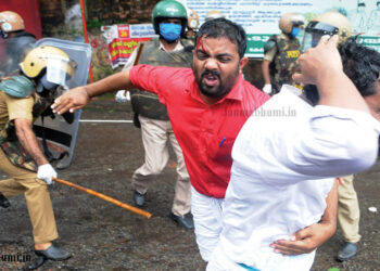 മുഖ്യമന്ത്രി പിണറായി വിജയന്‍ രാജിവയ്ക്കണമെന്ന് ആവശ്യപ്പെട്ട് യുവമോര്‍ച്ച കോഴിക്കോട് കളക്‌ട്രേറ്റിലേക്ക് നടത്തിയ മാര്‍ച്ചിനിടെ സംസ്ഥാന ട്രഷറര്‍ കെ. അനൂപ്, ജില്ലാ പ്രസിഡന്റ് ടി. റെനീഷ് എന്നിവരെ ലാത്തികൊണ്ട് അടിക്കുന്ന പോലീസ്, അനൂപിന്റെ തല പൊട്ടി ചോരയൊലിക്കുന്നതും കാണാം