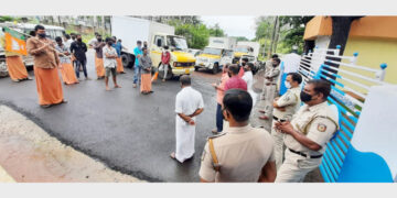 പ്രധാനമന്ത്രിയെ അധിക്ഷേപിച്ച ആനന്ദാശ്രമം മില്‍മ ഡയറിയിലെ സെക്യൂരിറ്റി ജീവനക്കാരനെതിരെ നടപടിയെടുക്കണമെന്നാവശ്യപ്പെട്ട് യുവമോര്‍ച്ച കാഞ്ഞങ്ങാട് മണ്ഡലം കമ്മറ്റിയുടെ നേതൃത്വത്തില്‍ നടത്തിയ പ്രതിഷേധ മാര്‍ച്ച് ജില്ലാ ജനറല്‍ സെക്രട്ടറി വൈശാഖ് കേളോത്ത് ഉദ്ഘാടനം ചെയ്യുന്നു