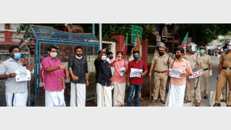 യുവമോര്‍ച്ച കോഴിക്കോട് സിറ്റി പോലീസ് കമ്മീഷണര്‍ ഓഫീസിലേക്ക് നടത്തിയ മാര്‍ച്ച് സംസ്ഥാന അദ്ധ്യക്ഷന്‍ സി.ആര്‍. പ്രഫുല്‍ കൃഷ്ണന്‍ ഉദ്ഘാടനം ചെയ്യുന്നു