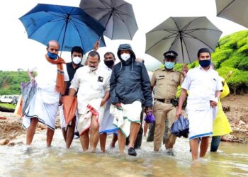 കേന്ദ്രമന്ത്രി വി. മുരളീധരനും സംഘവും രാജമലയിലെ ദുരന്ത സ്ഥലത്ത് എത്തിയപ്പോള്‍