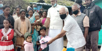 സേവാഭാരതി ഇടുക്കി ജില്ലാ പ്രസിഡന്റ് ഇ.എം. മോഹനന്‍ സഹായങ്ങള്‍ വിതരണം ചെയ്യുന്നു