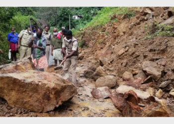 ഉരുള്‍പൊട്ടിയതിനെ തുടര്‍ന്ന് ഗ്യാപ്പ് റോഡില്‍ ഉണ്ടായ മലയിടിച്ചില്‍