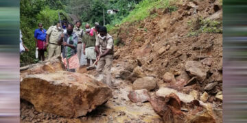 ഉരുള്‍പൊട്ടിയതിനെ തുടര്‍ന്ന് ഗ്യാപ്പ് റോഡില്‍ ഉണ്ടായ മലയിടിച്ചില്‍