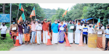 കേരള ഹൈക്കോടതി ഇടക്കാല ഉത്തരവ് ഉണ്ടായിട്ടും ജാല്‍സൂര്‍ റോഡ് തുറക്കാത്തതില്‍ പ്രതിഷേധിച്ച് ബിജെപി നടത്തിയ പ്രകടനം