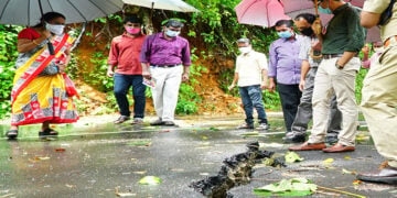 പ്ലാന്തോടിൽ റോഡ് വിണ്ട്കീറിയ ഭാഗം ഉദ്യോഗസ്ഥർ സന്ദർശിക്കുന്നു