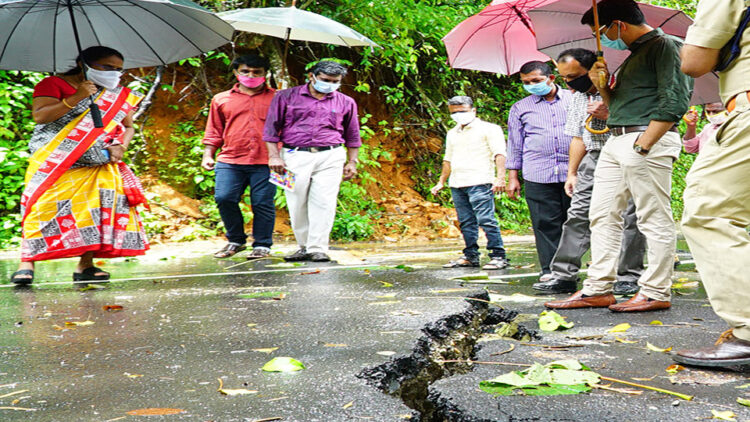 പ്ലാന്തോടിൽ റോഡ് വിണ്ട്കീറിയ ഭാഗം ഉദ്യോഗസ്ഥർ സന്ദർശിക്കുന്നു